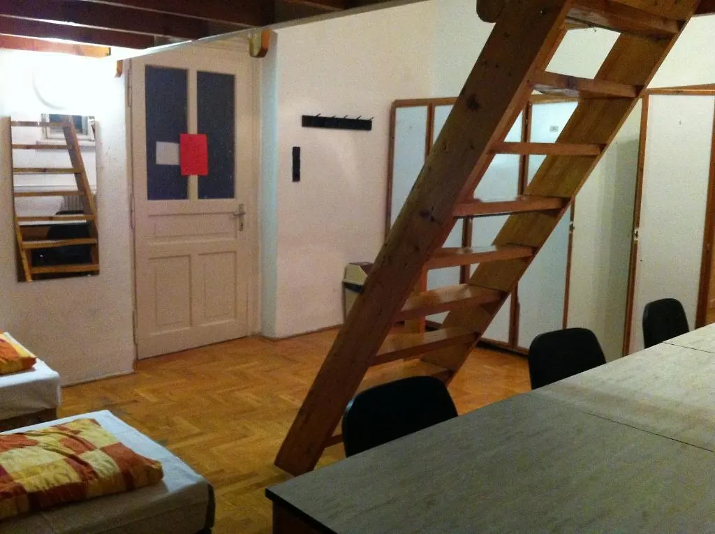 Season Hostel 2 Budapest